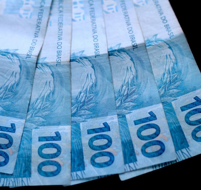 notas de cem reais simbolizando o título do post: "contratar um ghostwriter é caro?ä